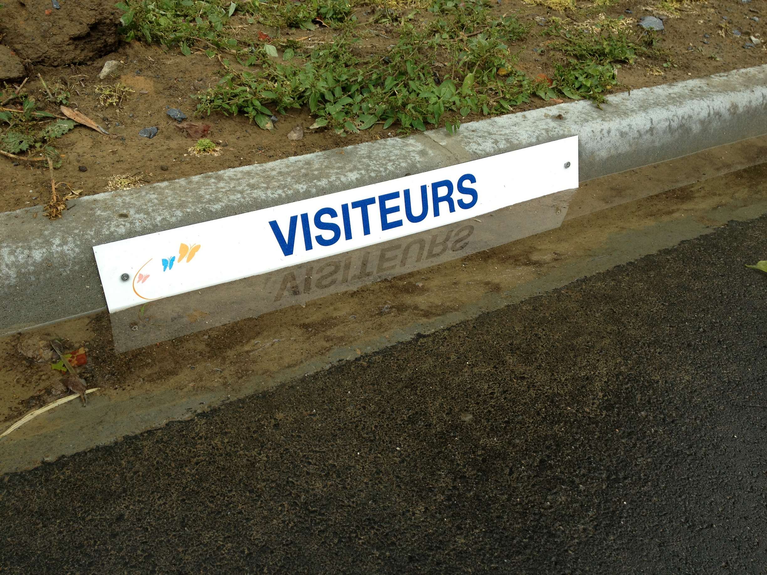 Plaque parking visiteur sur bordure 