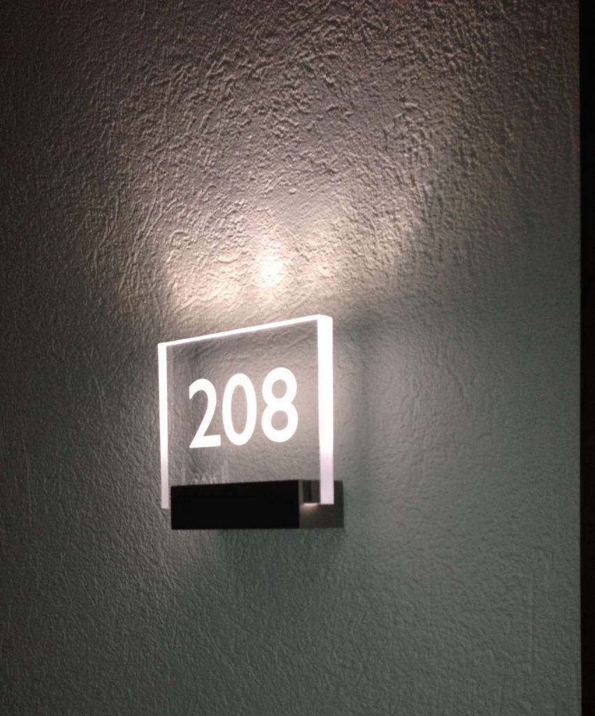 Numérotation de porte, Signalétique d'intérieur Publicart, Plaque de porte personnalisable en leds, Plaques de porte sur mesure, Plaques de chambre EHPAD, personnalisation de plaque de chambre, plaques de chambres résidences, plaques de chambres résidence hotelière, plaques de chambre modulables, plaques de chambres amovibles, plaques de chambre avec photo, plaques de porte avec photo, plaque de porte avec le nom, plaques de porte pour chambres, plaque de porte sur chambre, plaques de chambres