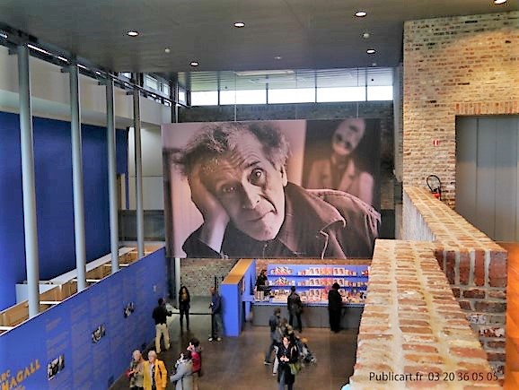 Toile tendue suspendue dans un musée