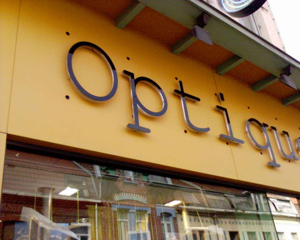 Enseigne lettres plexi avec découpage opticien