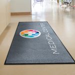 Tapis semelle caoutchouc, tapis logo, tapis d'accueil imprimé, tapis paillasson, paillasson personnalisé, Moquette imprimée, Impression personnalisé, Paillasson Nord, tapis d'accueil nord, tapis d'entrée nord, tapis brosse nord, tapis Tourcoing, tapis d'entrée 59, Tapis de sol personnalisé, moquette impression, tapis anti sallssures 59, tapis d'entrée Lille, tapis imprimé, impression de tapis 59, impression de tapis