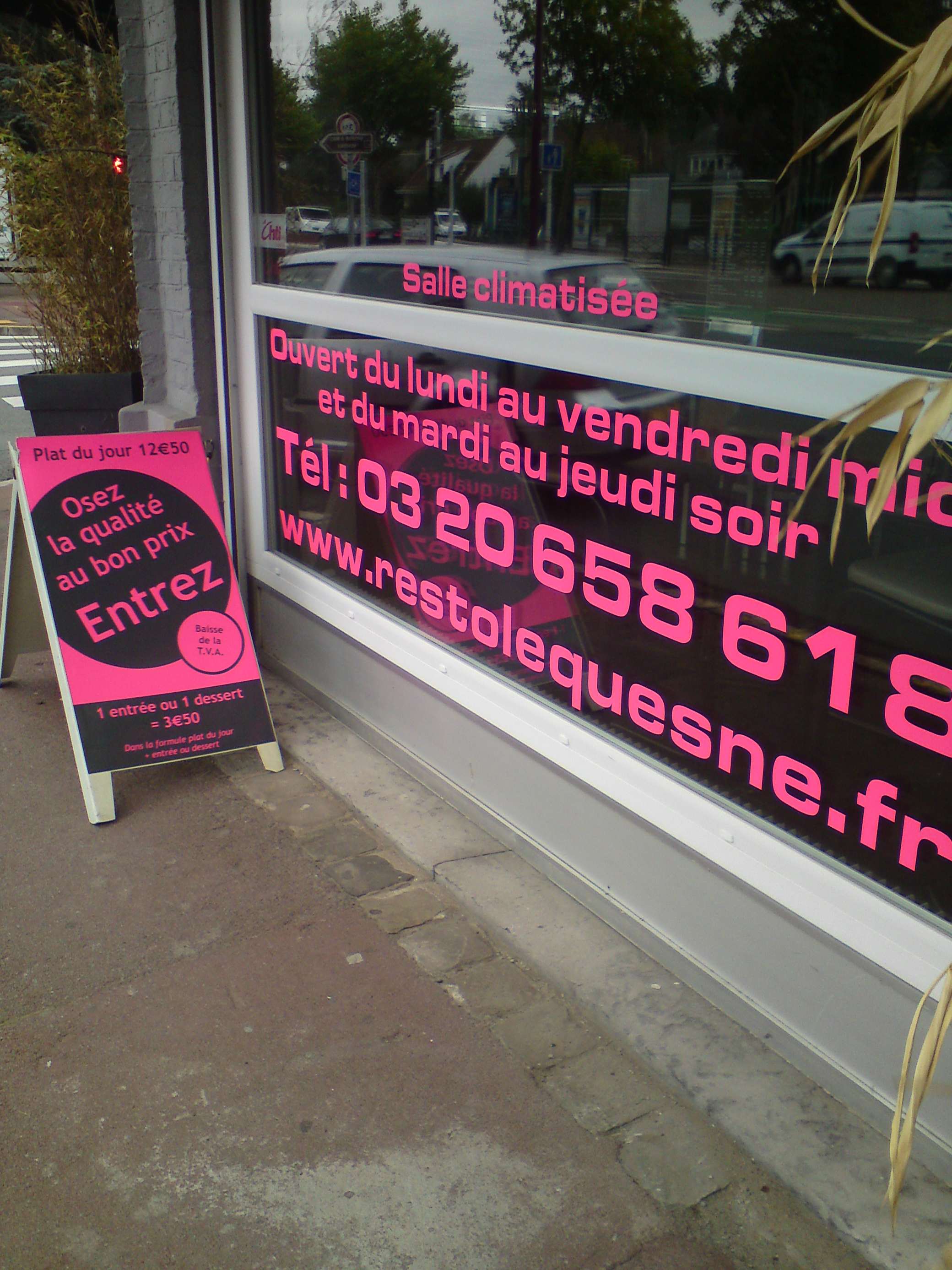 lettrage fluo sur vitrine