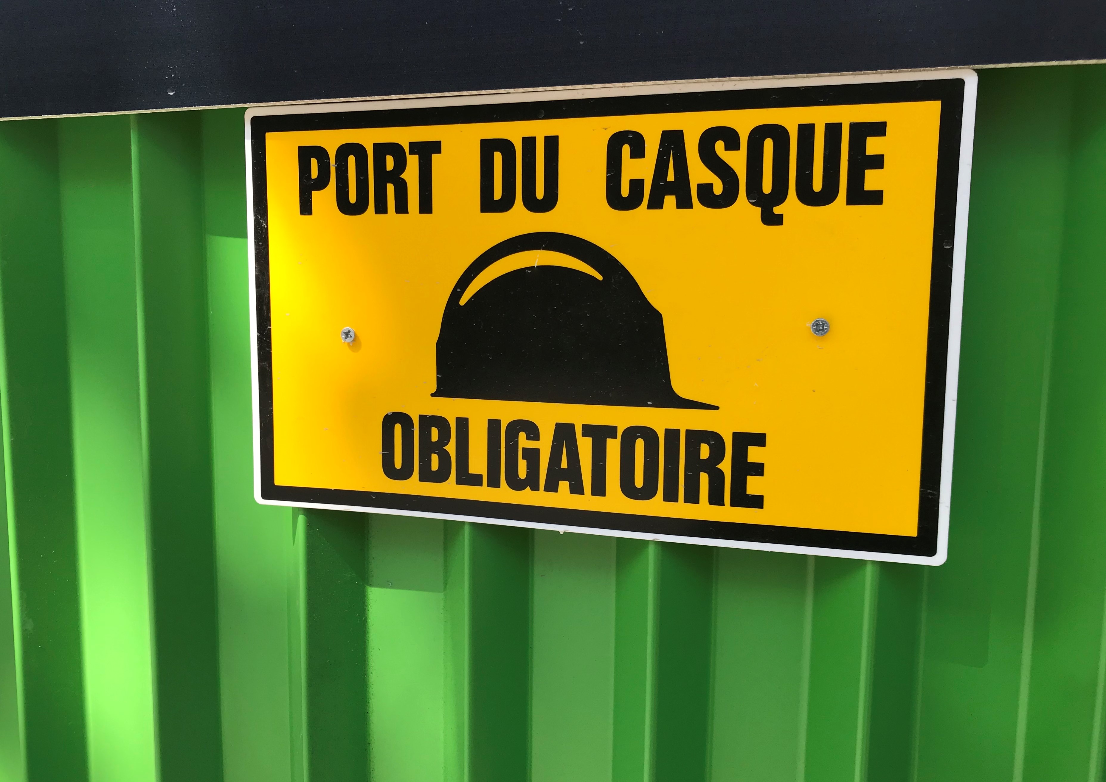 Signalétique de chantier, signalétique obligatoire, panneaux sur chantiers, plaques port de casque, plaques de chantier