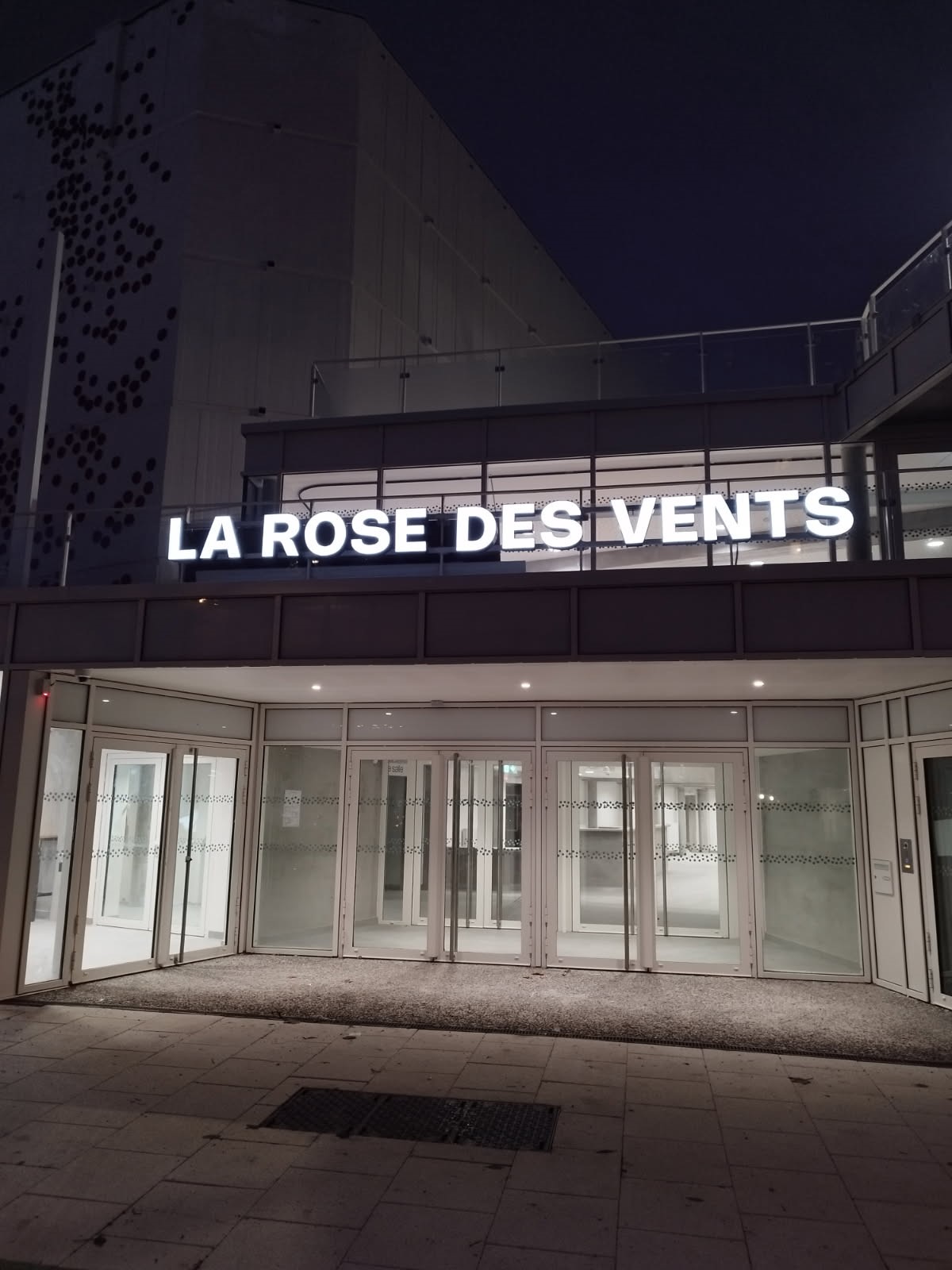 Enseigne lettres lumineuses Night and day, enseigne villeneuve d'ascq, Enseignes jour/nuit, enseignes blanc et noir, signalétique V ascq, Enseignes 59491, enseigniste villeneuve d'ascq, fabricant lettres nord, pose d'enseignes nord, fabrication d'enseignes
