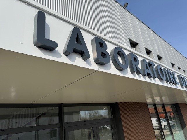 Enseigne lettres boitier en aluminium soudé, lettres lille, lettres roubaix, lettres tourcoing, lettres wattrelos, lettres villeneuve d'ascq, enseigne villeneuve d'ascq, marquage villeneuve d'ascq, enseignes quesnoy sur deule, fabricant d'enseignes lettres, lettres en relief 